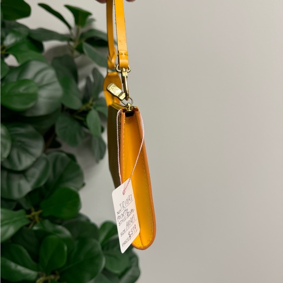 JR10193 Louis Vuitton Epi Pochette Tassil Yellow Leather Preowned Authentic Gold - Picture 4 of 6